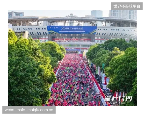 2026湘江半程马拉松医疗观察志愿者成“移动防线”,标志着专业技能正取代体力成为赛事安全保障核心 2026湘江半程马拉松医疗观察志愿者成“移动防线”,标志着专业技能正取代体力成为赛事安全保障核心